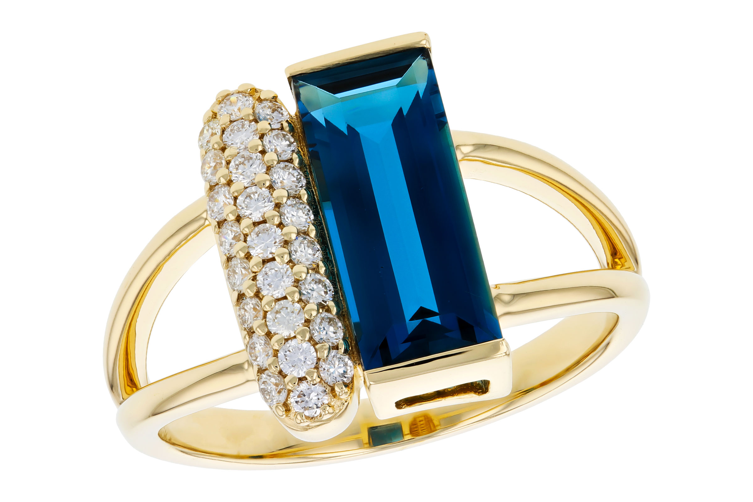 G321-02479: LDS RG 2.67 LONDON BLUE TOPAZ 2.92 TGW (12x5MM BT)